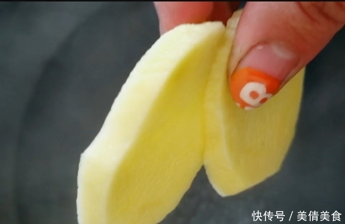 炸土豆片撒上这种调料,香味瞬间提升10倍,一盘上来秒光。