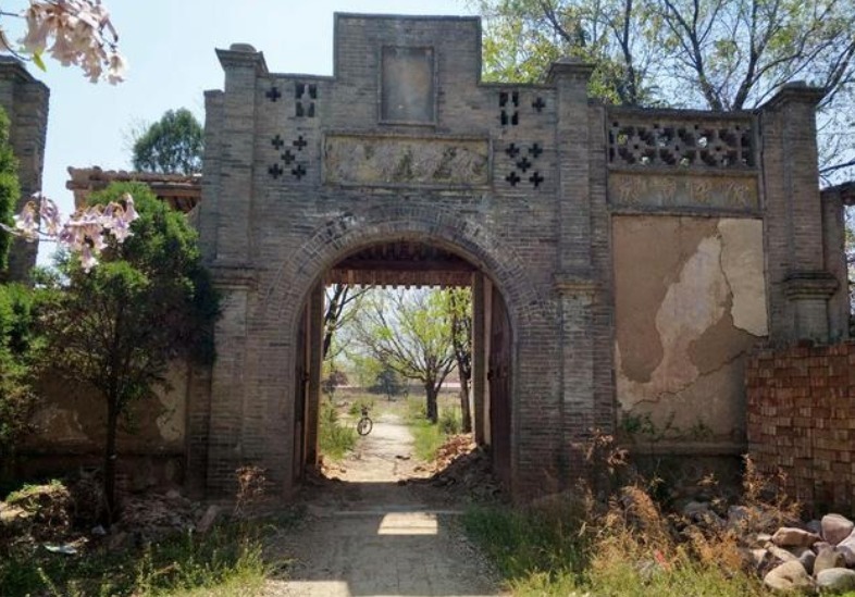 济县大锅寺原来有个铁锅,一次煮米供两千人食用,现在大锅消失了