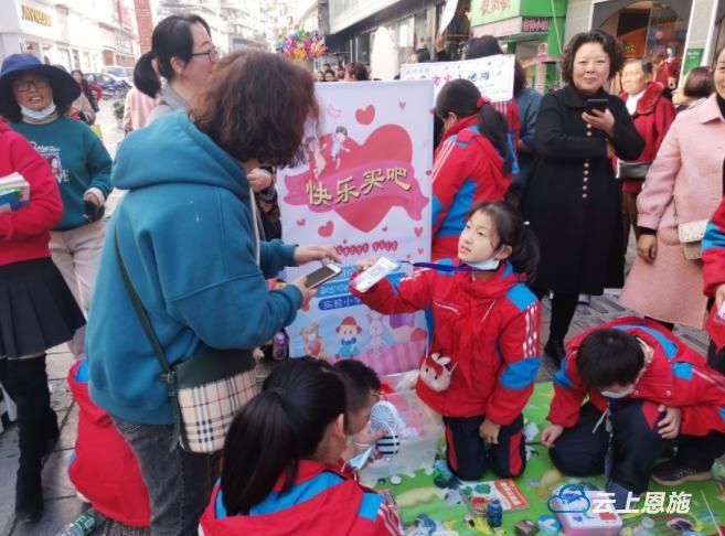 跳蚤市场|鹤峰：“跳蚤市场”热闹开市 400多小学生忙交易