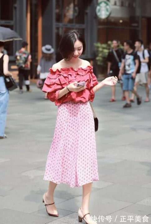 短裤|街拍:美女黑色大T恤搭配短裤,身材娇小可人