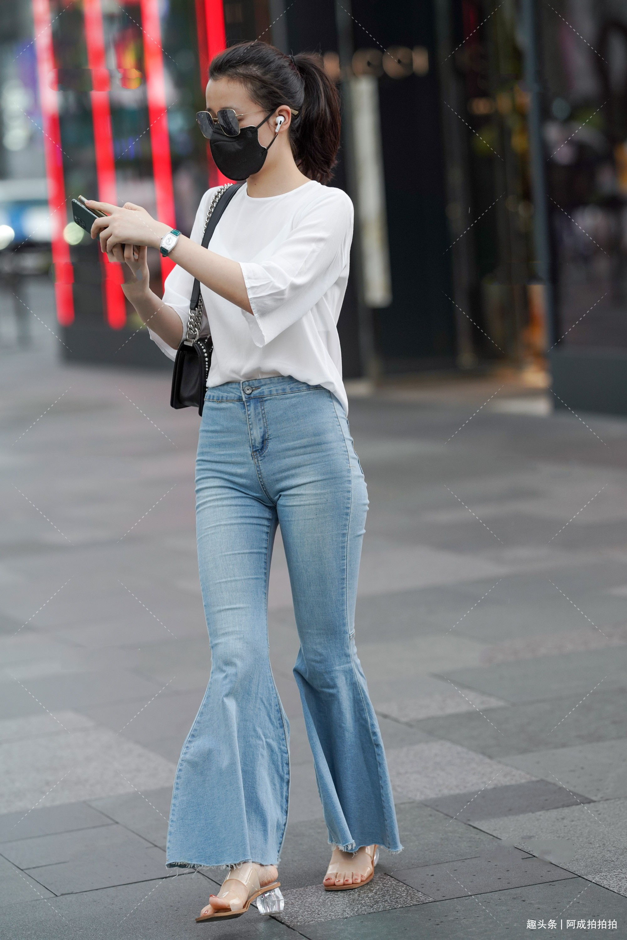 白色上衣 白色上衣搭配牛仔裤,简单大方又好看,时髦感十足