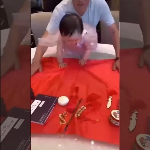 中国人|孙女周岁抓周,爷爷满怀期待,可是孙女抓到的“它”气坏了爷爷!