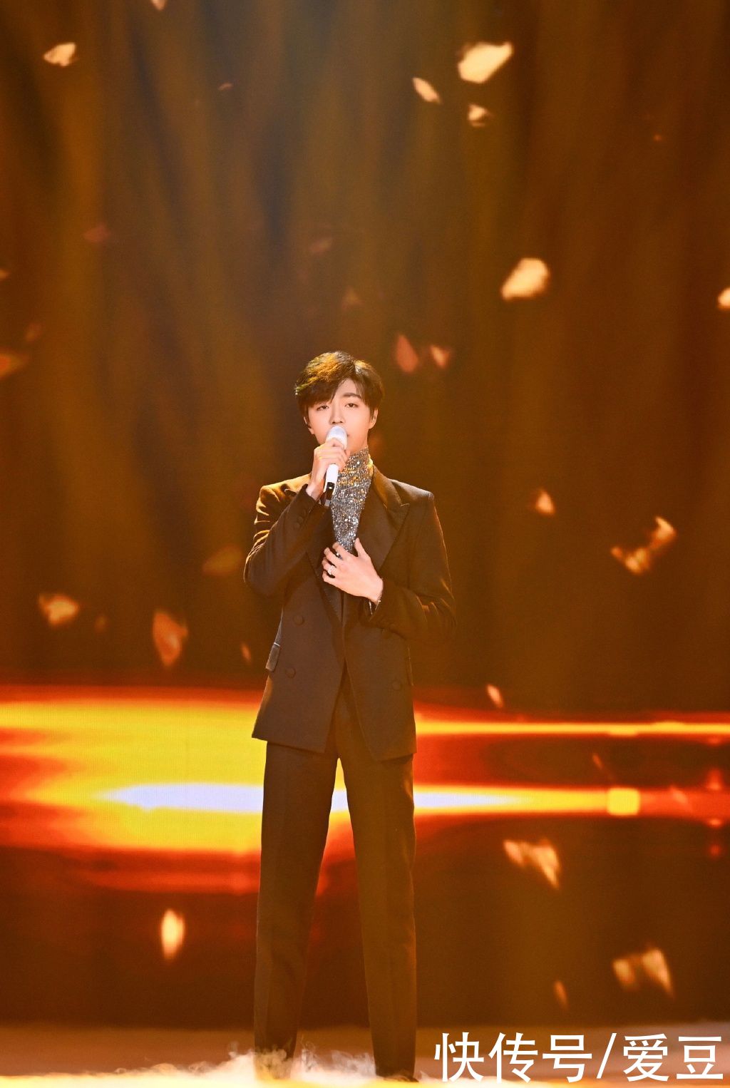 210130 陈立农亮相颁奖晚会演唱《年少无邪》四项提名中荣获“最受欢迎新人”奖项