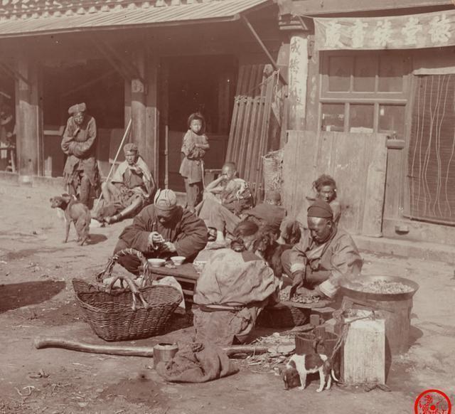 老照片|晚清老照片:小脚贵妇穿华丽汉服,新婚夫妻表情严肃