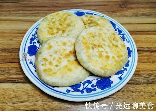 无论烙什么饼，和面时多加一种料，烙出的饼酥脆松软，凉了也不硬
