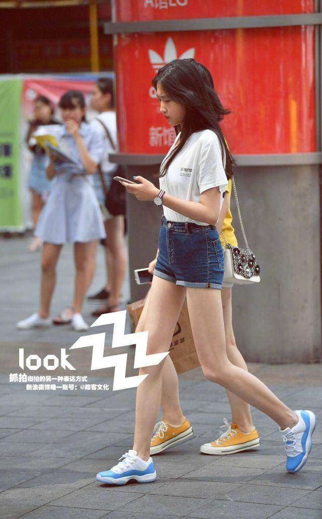 街拍匀称优美的短裙美女，整体清爽干净！