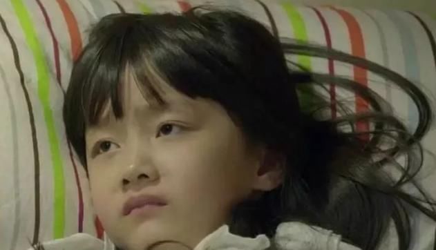 妈妈|5岁女儿自己睡2米大床,却总说“很挤”,妈妈看完监控后泪目