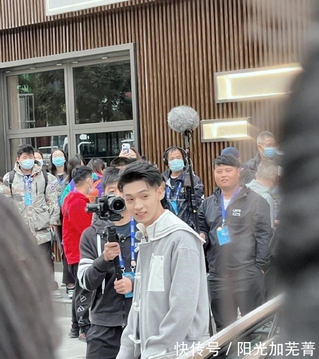 搞笑|《奔跑吧黄河篇2》第二轮路透照曝光,巩立姣单手拎白鹿太搞笑!