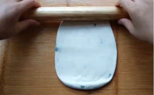 家常葱油饼这样做最好吃,掌握这2个秘诀,柔软多层,凉了也不硬