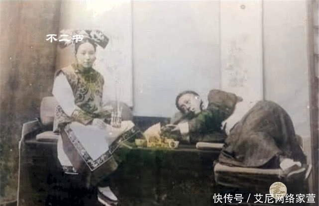 时期|清末上色老照片:镜头下真实的八旗子弟,遛鸟、吸大烟、喝花酒