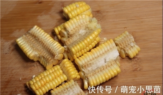 玉米身上有个小开关，转一转玉米马上散开，2分钟剥一盆，超省