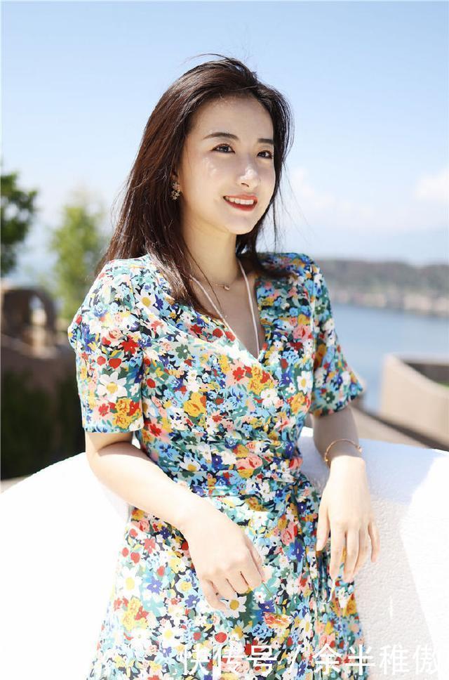 别把碎花裙穿成阿姨裙，选对款式，你也能魅力四射