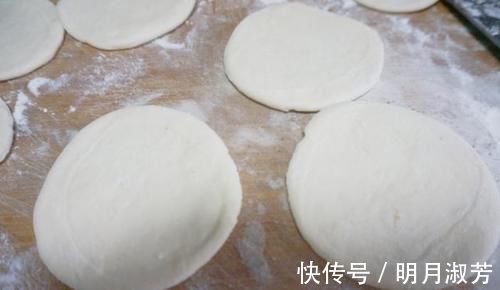 烙饼|烙饼要暄软,用对水是关键,学会这窍门,烙出来的饼凉了也特别软