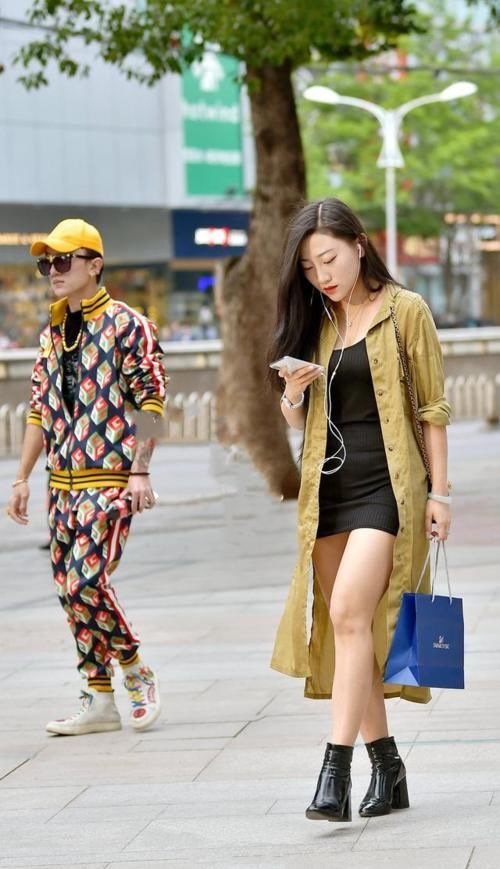 街拍：穿着简单时尚的微胖美女，笑得很开心啊，颜值也还可以