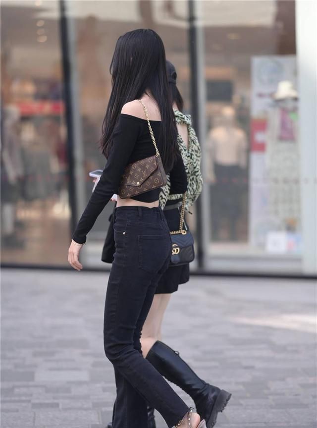 铆钉|尖头细跟铆钉凉鞋，身材和服装不同，呈现出不同的时尚味道