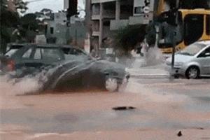 |搞笑GIF：这才是真坑！人没事吧！