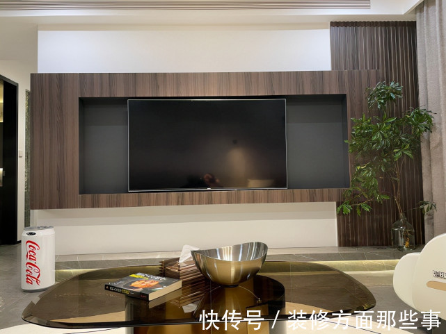 爱格|115平现代简约风,灰色影视墙是格栅和木饰面的结合