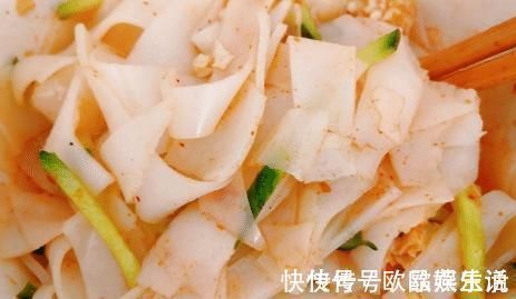 筋道|做凉皮太厚又开裂？大厨教你一招：掌握好比例跟配方，吃着还筋道