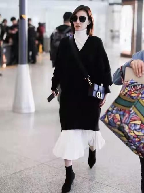 阔腿裤|穿搭真接地气！酒红色毛衣搭配牛仔阔腿裤，日常又百搭