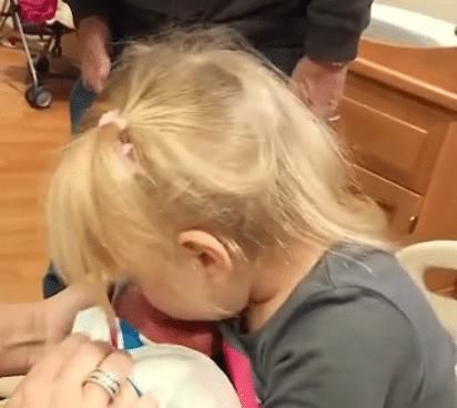 二胎|当姐姐第一次抱弟弟,接下来的反应令人捧腹大笑:没想到是活的!