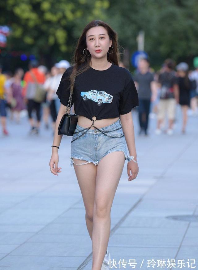 上装 黑色个性短袖搭配蓝色短裤,色彩协调,有助于塑造整体的和谐感