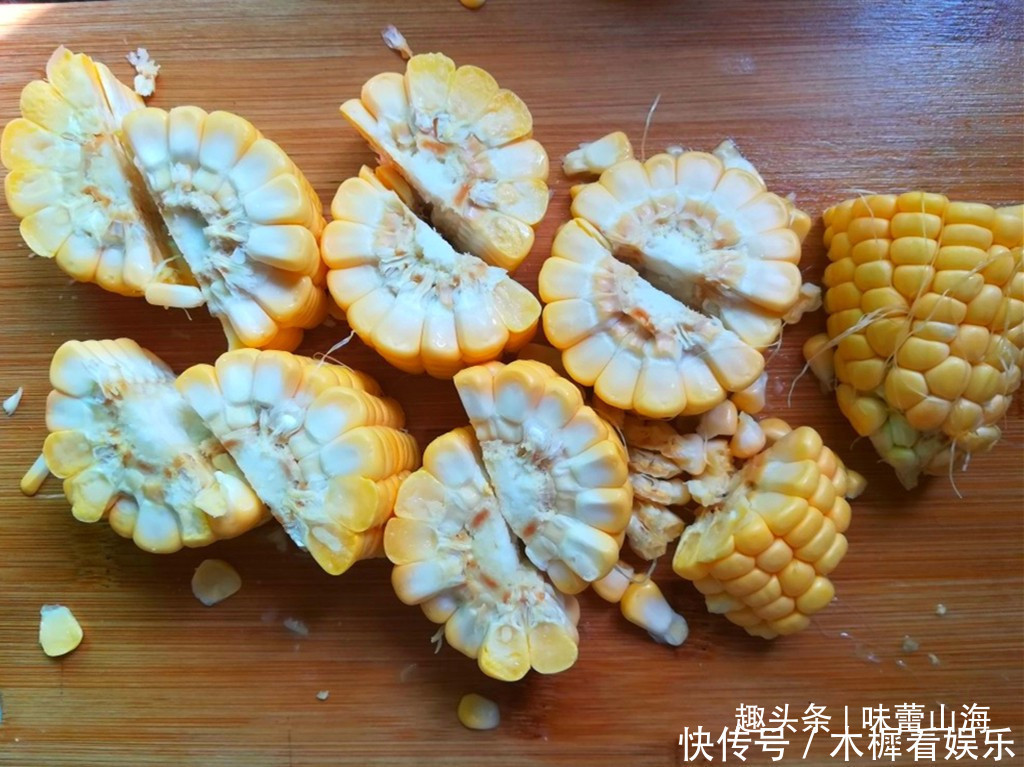 鲜香|鲜嫩玉米新做法教你做3种“玉米粑粑”,鲜香软糯漂亮好吃