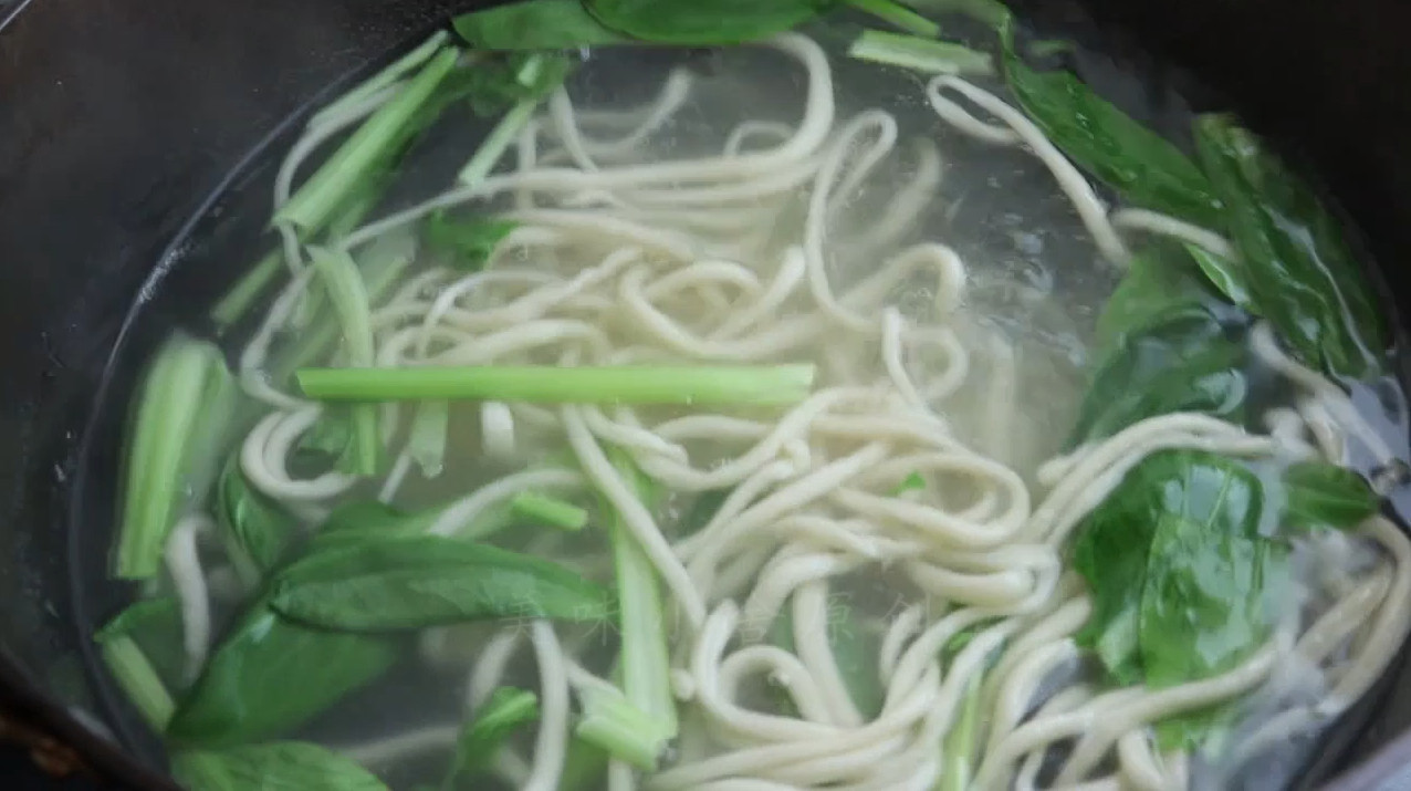 炒拉条子的家常做法，筋道爽滑，味道比饭店里的还好吃