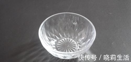 擦玻璃别用水了，教你用一秘招，擦完的玻璃光亮如新，方法太棒了