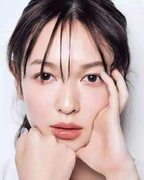 女生涂口红时，千万别有这3个习惯，不然再贵的口红都掉色沾杯