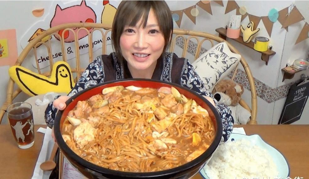 猫腻|美女大胃王挑战20斤炸酱面,刚吃一口就被看出猫腻,网友我也行