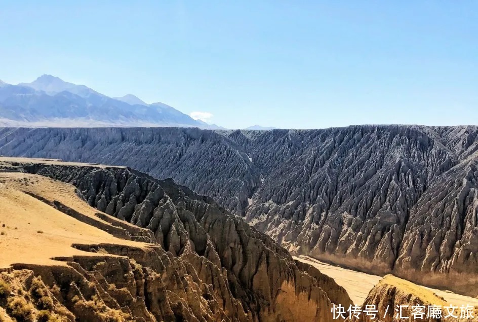 横跨崇山峻岭，穿越深山峡谷，独库公路“纵贯天山的景观大道”