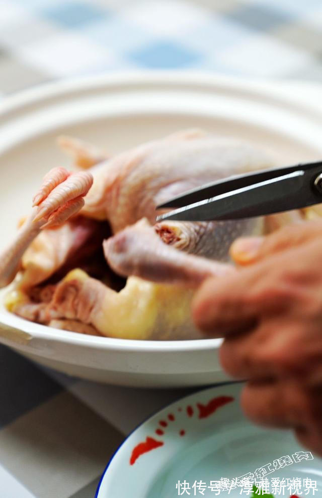 三黄鸡|嘴馋想吃肉了,买只鸡丢进电饭煲,没想到色泽诱人香味扑鼻真好吃