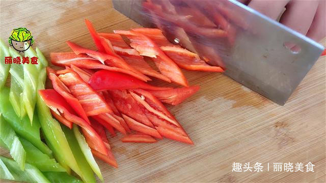 现在才知道，炒茄子不能先放油，大厨教你一招，出锅不发黑不吸油