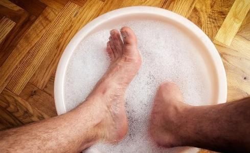 足部|热水泡脚好处多多，若不注意6个后果，反而会伤害身体