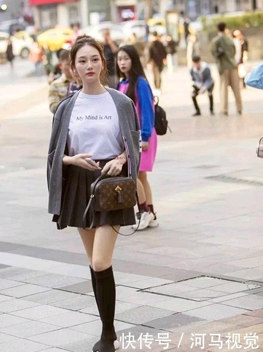 女星|街拍美女,长发飘飘的蓝色吊带裙女孩,很像女星王力可