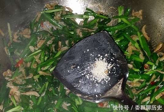 炒鸡蛋|韭菜别再炒鸡蛋了!教你3步,韭菜和“它”一起炒,美味还补钙!