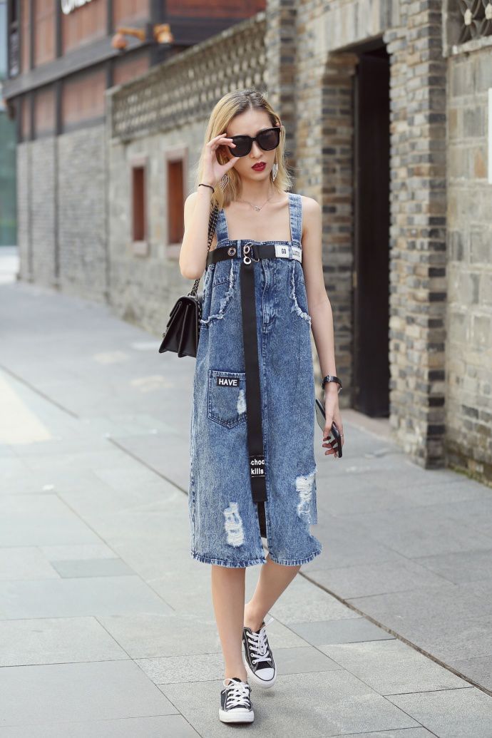 街拍:小姐姐头戴棒球帽,走在时尚的街头,看上去洒脱大气