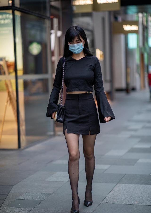 小姐姐|小黑裙，修身显瘦又时髦，搭配黑色上衣，显气质又耐看