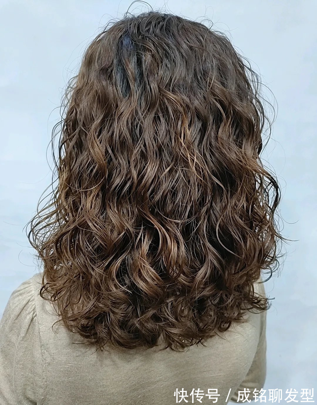 发型师|头发烫得太卷被吐槽太老气,试试这三个小妙招,简单实用不伤发