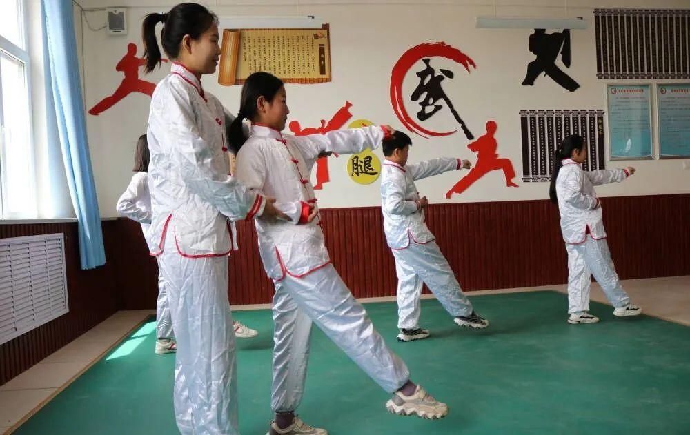 宁津县龙槐小学：课间练练拳 养身又养心