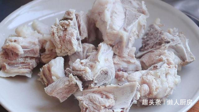 想吃肉了，做了一道土豆炖排骨，配上韩式辣酱，太下饭了