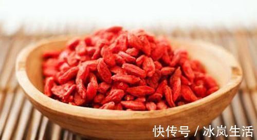 枸杞|睡前吃枸杞赛人参终于有答案了,中医告诉你食疗效果最好的吃法