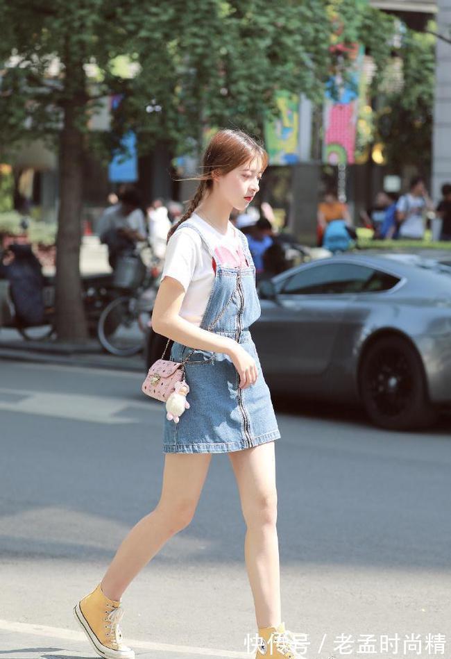 清纯 街拍:清纯的牛仔裙姑娘,好像被人欺负了!