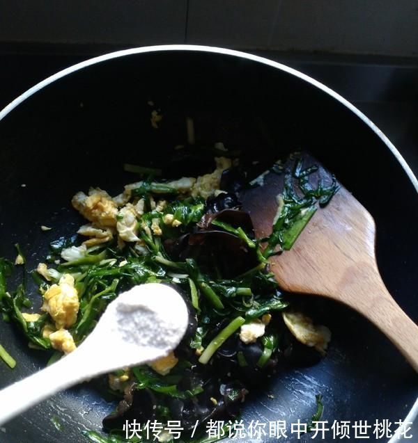 木耳炒鸡蛋|这菜，含铁量是猪肝的3倍，是核桃的6倍，女性常吃补血养颜