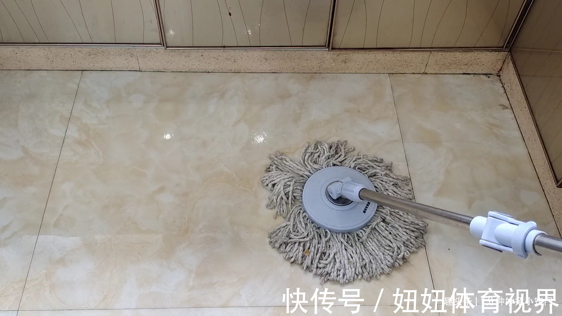 白醋|清水拖地等于白拖,在水里倒一点,拖完干净不落灰,方法太实用