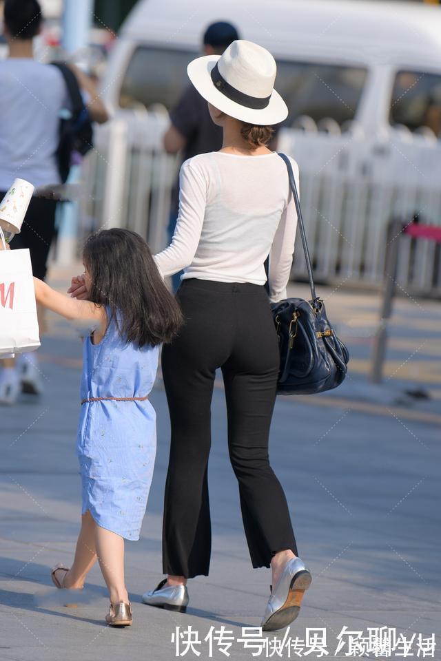 喇叭裤 白色针织长袖搭配黑色喇叭裤,简约时尚,自信大方