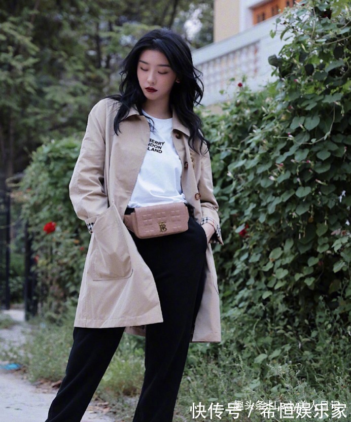 牛仔裤 风衣是永不过时的时尚单品,其实它的搭配很简单,不需烈焰红唇