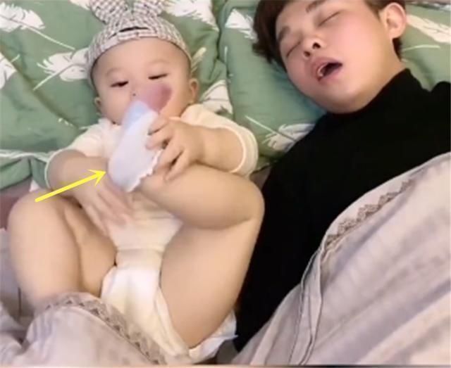 教娃|宝宝嫌呼噜声太吵,转身给宝爸“上了一课”穿尿不湿的不好惹