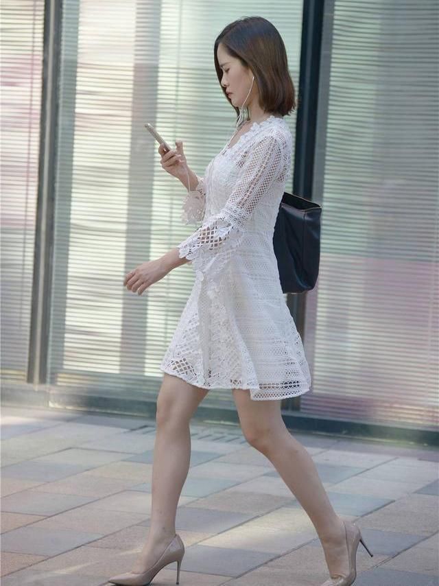 时髦的女孩会选择尖跟的鞋子，衬托出优雅与大气