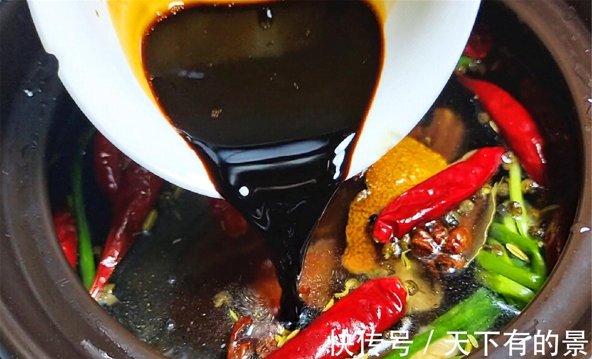 灵魂|贵州酸菜蹄膀做法来了，先油炸再慢卤，配上一碗灵魂蘸水，绝了